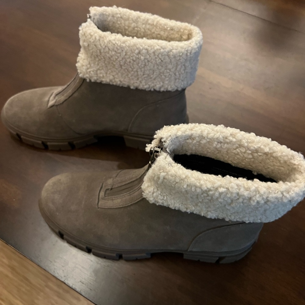 Blondo Waterproof Plaka Boot.  Never worn. So warm and comfy!